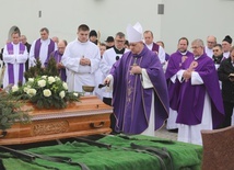 Modlitwom nad grobem ks. Sławomira Graniecznego w Pogwizdowie przewodniczył bp Piotr Greger.