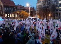 Katowice. Nauczyciele przypominają o strajku włoskim. Sławomir Broniarz na pikiecie