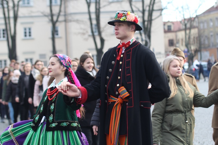 Polonez maturzystów na łowickim rynku