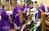 Biskup Ignacy przewodniczył Mszy św. i obrzędom pogrzebowym w Starczowie.