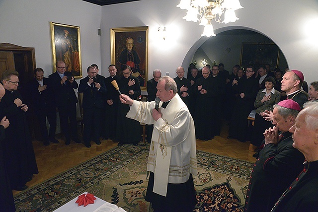Ks. Mirosław Nowak, proboszcz parafii pw. św. Jana, pobłogosławił mieszkanie ordynariusza.