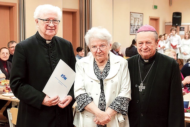 Od lewej: ks. infułat Konrad Kołodziej,  Wanda Kolasa i biskup senior Gerard Kusz.