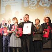 Laureatka wraz z biskupem ordynariuszem, ks. Sebastianem Ruckim i nominowanymi do nagrody.