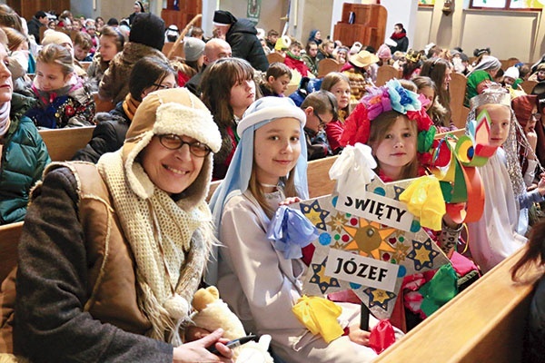 ◄	Uczniowie z parafii  św. Józefa w Lublinie kolędowali z Elżbietą Czarnotą, katechetką.