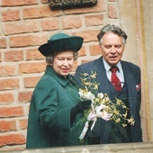 W 1996 r. profesor oprowadzał królową Elżbietę II po swojej placówce. Jej poprzednikowi – królowi Jerzemu V – służył W.R. Rumann, ojciec chrzestny profesora, gubernator jednej z kolonii na Czarnym Lądzie.