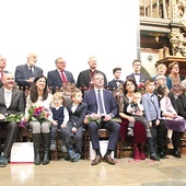 Wspólne zdjęcie kapituły i laureatów tegorocznej edycji nagrody.