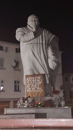 Znieważony pomnik w Świebodzicach.