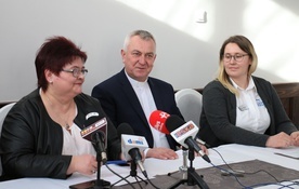 O akcji opowiadała Agnieszka Banasik (z prawej). Obok ks. Andrzej Tuszyński, prezes stowarzyszenia, i wiceprezes Ewa Kamińska.