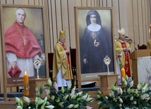 Przy ołtarzu ustawiono relikwiarze świętego biskupa i błogosławionej matki sióstr sercanek.