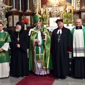 Pamiątkowe zdjęcie przedstawicieli trzech wspólnot podzielonego Kościoła.