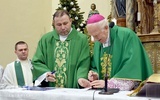 Moment podpisania przez biskupa stosownych dokumentów.