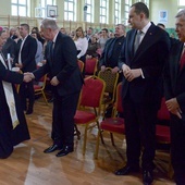 Za słowa i błogosławieństwo bp. Henrykowi Tomasikowi dziękuje Marian Niemirski. Obok (od lewej) Adam Kwiatkowski i Stanisław Karczewski.