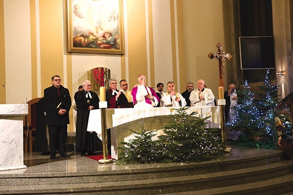 Na zakończenie kapłani wspólnie udzielili błogosławieństwa uczestnikom nabożeństwa.