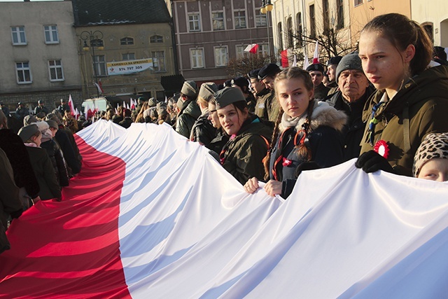 W marszu niepodległości harcerze nieśli długą narodową flagę.