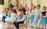 Dzieci w czasie przedstawienie przygotowanego z okazji Dnia Babci i Dziadka.