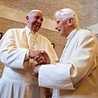 Papieże, obecny i były, Franciszek i Benedykt XVI. Zdjęcie zrobione 19 listopada 2016 r.