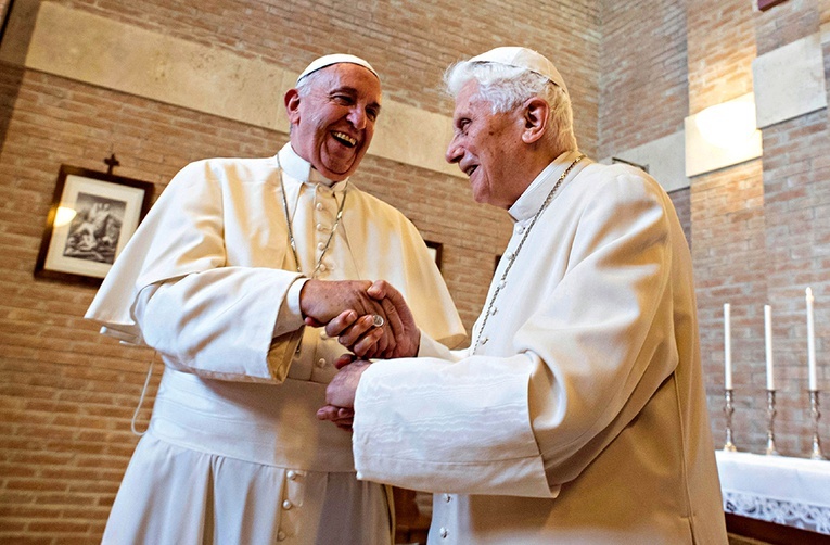 Papieże, obecny i były, Franciszek i Benedykt XVI. Zdjęcie zrobione 19 listopada 2016 r.