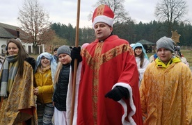 A ks. Hubert Mróz szedł jako prawdziwy św. Mikołaj, czyli biskup z Miry.