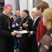 Uczestnicy przełamali się opłatkiem.