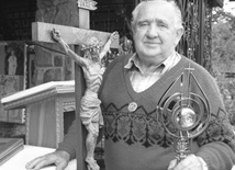 Stefan Jakubowski z papieskim krzyżem i relikwiami św. Jana Pawła II przed kaplicą na Groniu.