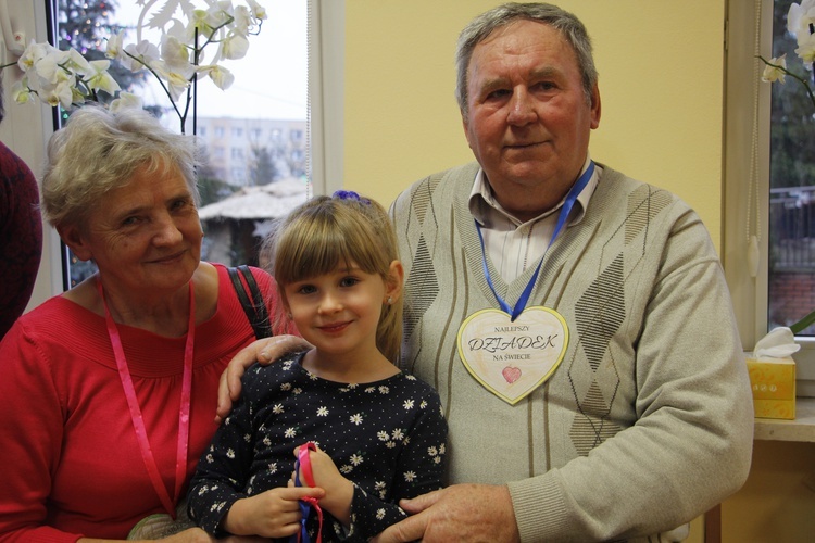 Każdy z seniorów otrzymał medal wykonany przez wnuki. Michalina podarowała order babci Teresie i dziadkowi Ryszardowi.