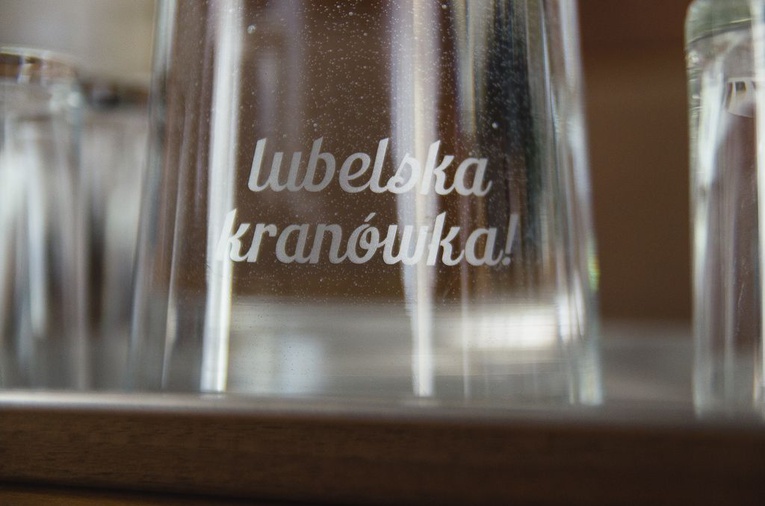 W Ratuszu już można napić się wody kranowej ze specjalnej karafki.