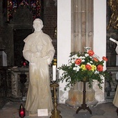 Figura św. Zygmunta znajduje się m.in. na południowej wieży katedry wrocławskiej. Zanim tam trafiła w 2010 r., można było ją obejrzeć we wnętrzu świątyni.