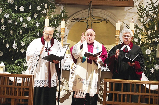 Wspólnego błogosławieństwa w Drogomyślu udzielili: (od lewej) bp Adrian Korczago, bp Piotr Greger i bp Marian Niemiec.