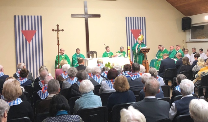 Koncelebrowanej Mszy św. z udziałem byłych więźniów przewodniczył bp Piotr Greger. 