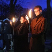 Ze światłem pamięci pokonali trasę Marszu Śmierci