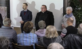 Od lewej: Jakub Staroń z Muzeum św. Jana Sarkandra, ks. proboszcz Witold Grzomba i historyk Halina Szotek na Spotkaniu Sarkandrowskim.