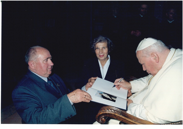 Stefan Jakubowski z żoną Danutą podczas spotkania z papieżem Janem Pawłem II.