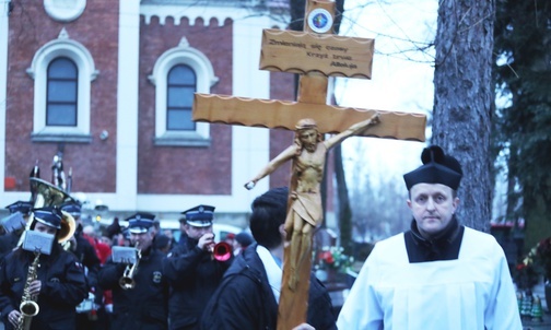 W ostatniej drodze towarzyszył śp. Stefanowi Jakubowskiemu krzyż z Gronia Jana Pawła II