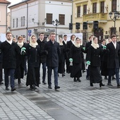 Żywieccy maturzyści zaprezentowalii poloneza na miejskim rynku.