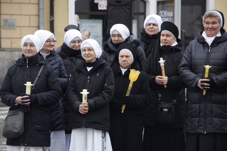 Uroczystości rozpoczęły się przed pomnikiem św. Jana Pawła II, gdzie ordynariusz diecezji poświęcił gromnice.