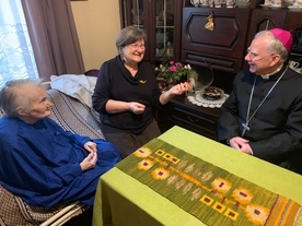 Metropolita krakowski złożył wizytę pani Marii Nowak, która dziś świętuje 100. rocznicę swojego chrztu