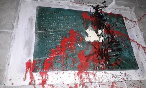 Zniszczona tablica pod Krzyżem Trzeciego Tysiąclecia na Trzech Lipkach.