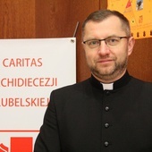 Dyrektor lubelskiej Caritas ks. Wiesław Kosicki podkreśla, że Caritas stara się pomagać wszystkim potrzebującym.
