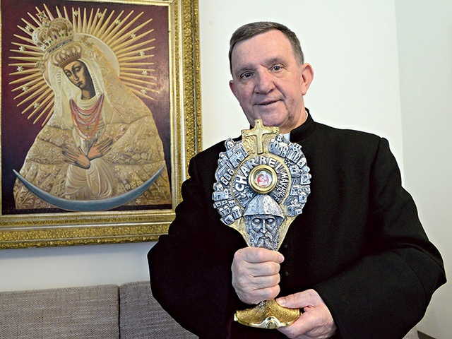 ▲	Ks. Jerzy Karbownik z relikwiarzem świętego mnicha.
