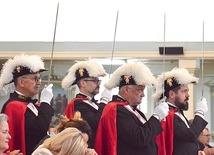 Korpus reprezentacyjny Rycerzy Kolumba podczas jednej z uroczystości w Miliczu.