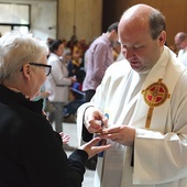 ▲	Ksiądz Wojciech Bartoszek w trakcie udzielania sakramentu namaszczenia chorych podczas pielgrzymki do Lourdes.
