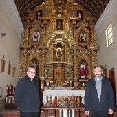 Ks. Łukasik (z lewej) i ks. Tworzydło (z prawej)  na tle odnowionego zabytkowego ołtarza.