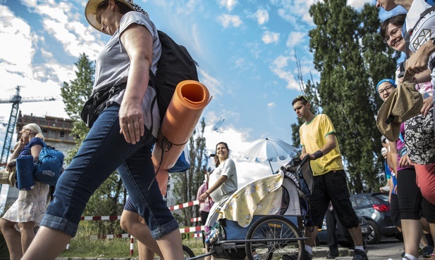 W jednej rodzinie dokonuje się ta pielgrzymka pokoleń przez ziemskie życie, której celem jest dom Ojca.