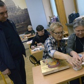 Warsztaty prowadzili ks. Grzegorz Tęcza i Aleksandra Pabich (druga z prawej).