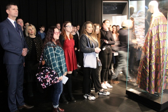 Minister zwiedzał ekspozycję wraz z uczniami warszawskiego liceum.