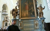 Obraz św. Walentego pokazuje ks. Mirosław zachęcając do wsparcia renowacji.