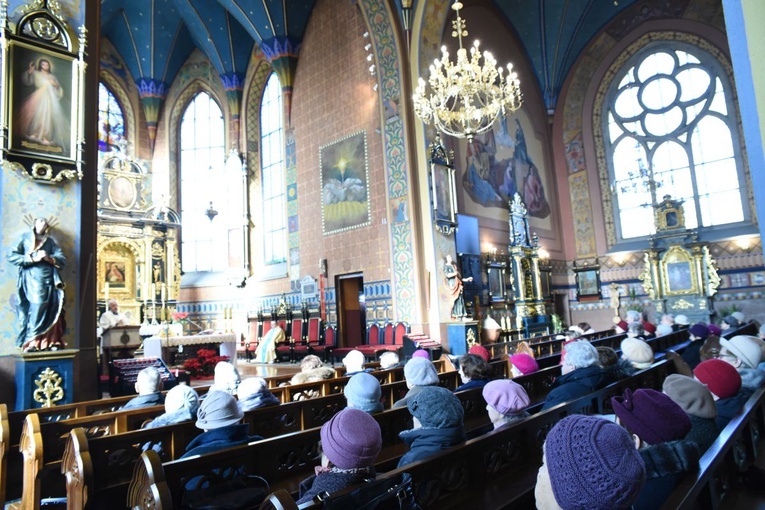 Na Mszę św. do sanktuarium w Chorzelowie przybyło wielu seniorów z całej parafii.