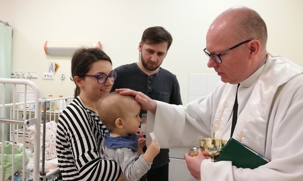 Kapelan szpitala dziecięcego: Modlitwa chorego dziecka jest tajemnicą