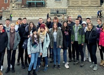Grupa starachowickich oazowiczów podczas wizyty na Wawelu.