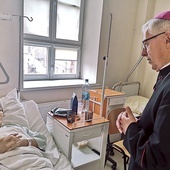 ▲	Na zakończenie wizyty abp Wiktor Skworc pobłogosławił pacjentów Szpitala Zakonu Bonifratrów pw. Aniołów Stróżów w Katowicach.